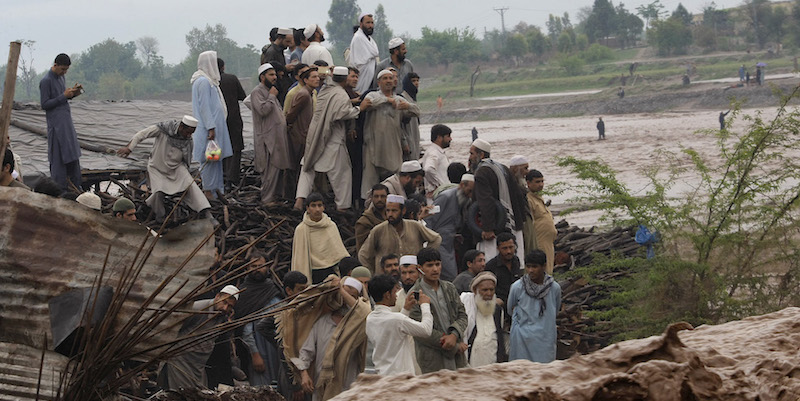 Abitanti della periferia di Peshawar accalcati per restare all'asciutto (AP Photo/Mohammad Sajjad)
