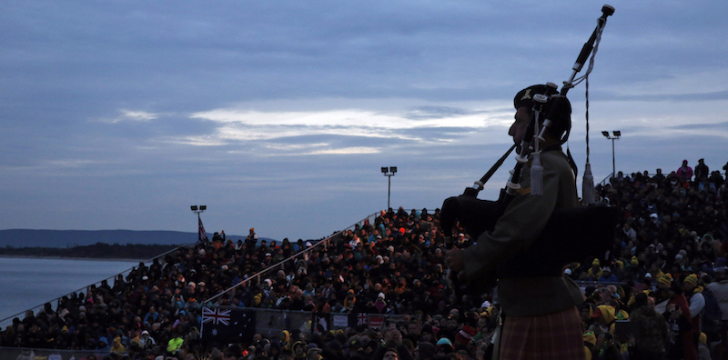 Un uomo suona la cornamusa durante le celebrazioni all'alba per lo "Anzac day" a Gallipoli, Turchia (AP Photo/Lefteris Pitarakis)
