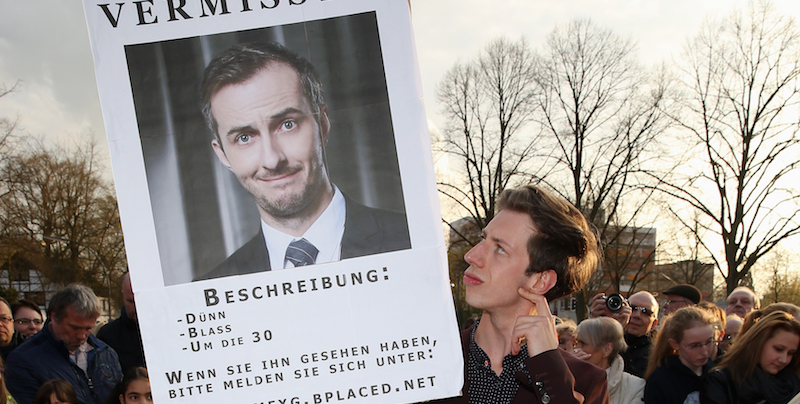 L'attore tedesco Max Mauff con una foto di Jan Boehmermann con la scritta "mancante", l'8 marzo alla cerimonia per i premi Grimme (Andreas Rentz/Getty Images)