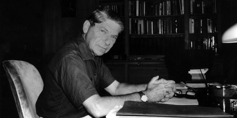 Lo scrittore Arthur Koestler (1905-1983) nella sua casa di Alpbach, in Austria, nel 1965 (Hulton Archive/Getty Images)