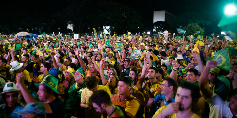 Dei manifestanti contrari all'impeachment della presidente brasiliana Dilma Rousseff seguono in diretta il voto della Camera bassa sulla decadenza di Rousseff a San Paolo, il 17 aprile 2016 (Igo Estrela/Getty Images)