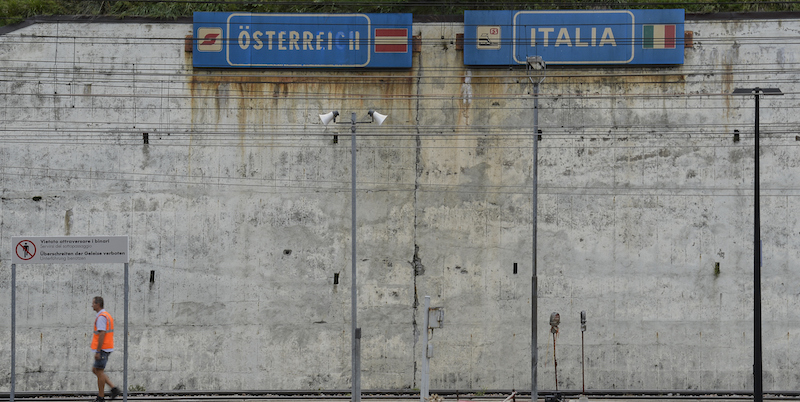 Due cartelli indicano il confine al Brennero tra Italia e Austria (Philipp Guelland/Getty Images)