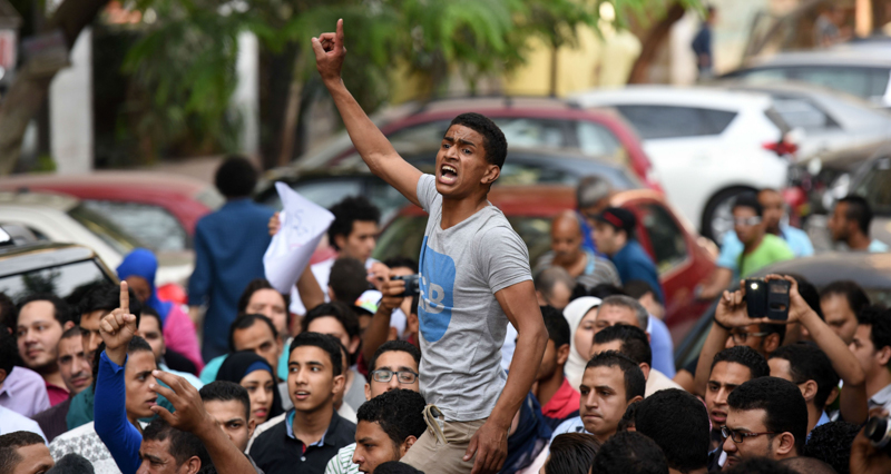 Alcuni manifestanti durante la protesta di lunedì al Cairo. (MOHAMED EL-SHAHED/AFP/Getty Images)