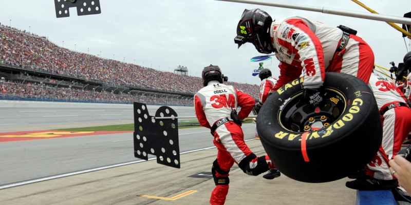 Meccanici del campionato automobilistico NASCAR si preparano al cambio gomme (AP Photo/Butch Dill)