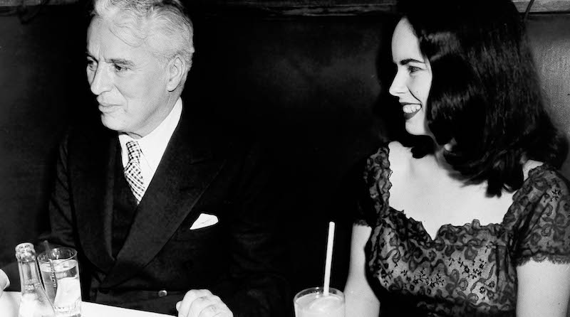 Charlie Chaplin e la moglie Oona O'Neill, figlia del drammaturgo Eugene O'Neill, a New York, 10 aprile 1947. 
(AP Photo)
