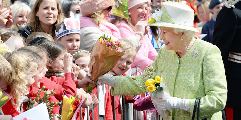 La regina Elisabetta II riceve fiori dalla gente che si è radunata per festeggiare il suo 90esimo compleanno a Windsor
(John Stillwell - WPA Pool/Getty Images)