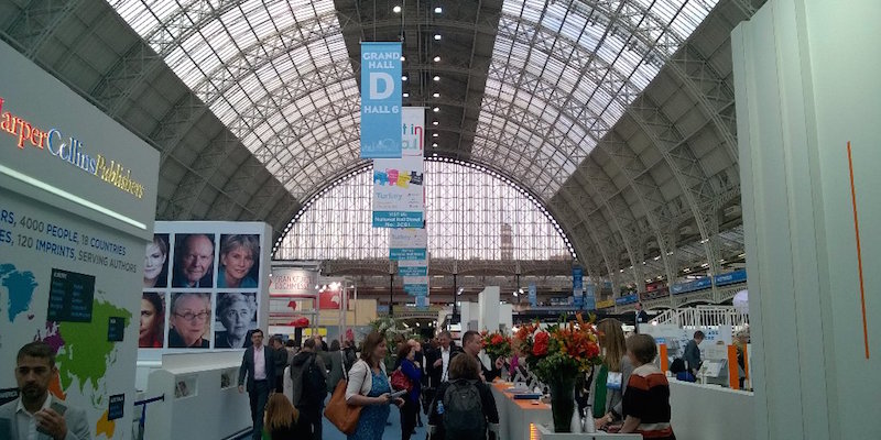 La Fiera del libro di Londra, il 13 aprile 2016 (Twitter London Book Fair)