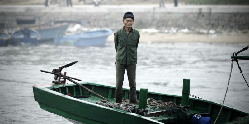 Un pescatore cinese sulla sua barca a Tanmen, nella provincia meridionale cinese di Hainan (WANG ZHAO/AFP/Getty Images)