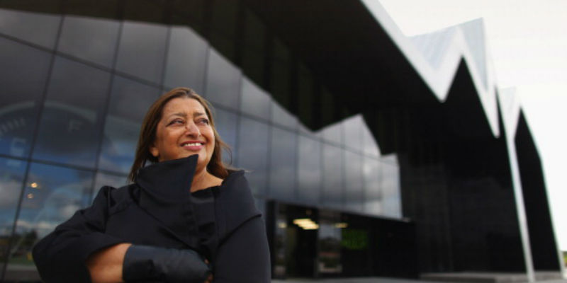 Zaha Hadid davanti al Museo Riverside di Glasgow, in Scozia (Jeff J Mitchell/Getty Images)