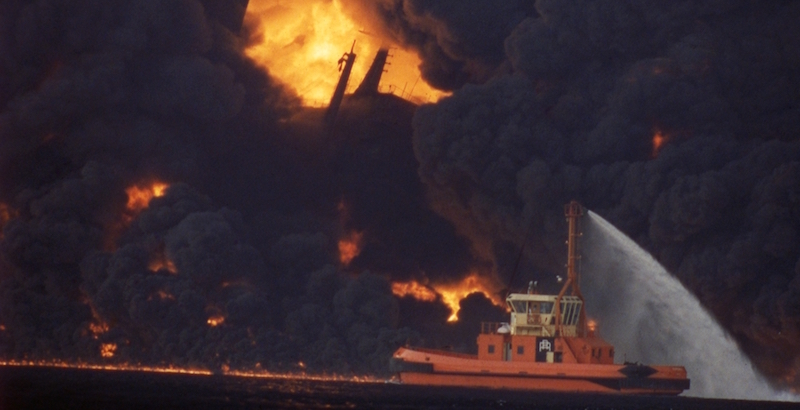 Le operazioni per tentare di spegnere l'incendio della Haven, il 13 aprile 1991 (AP Photo/Luca Bruno)
