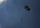 Un gruppo di veicoli militari viene lanciato col paracadute. Non finisce bene
