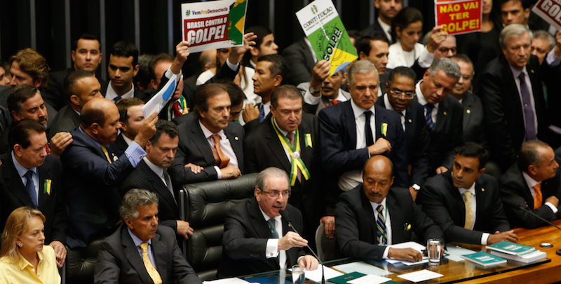 Le proteste dei deputati che sostengono Rousseff sui banchi della presidenza del Parlamento (Igo Estrela/Getty Images)