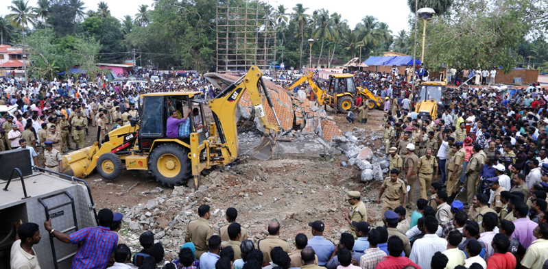 Ci sono almeno 100 morti per un incendio in un tempio in India