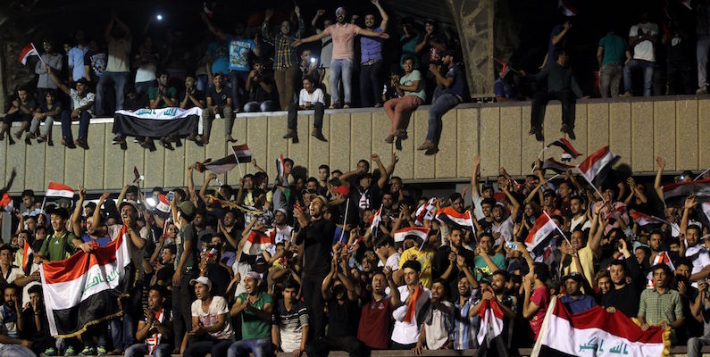 Manifestanti sciiti nella Zona Verde di Baghdad, il 30 aprile 2016 (AHMAD AL-RUBAYE/AFP/Getty Images)