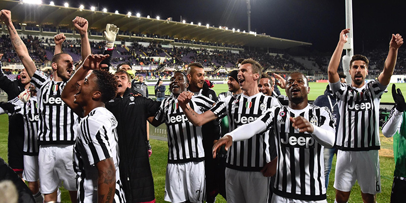 I calciatori della Juventus dopo la vittoria contro la Fiorentina. (ANSA/MAURIZIO DEGL'INNOCENTI)