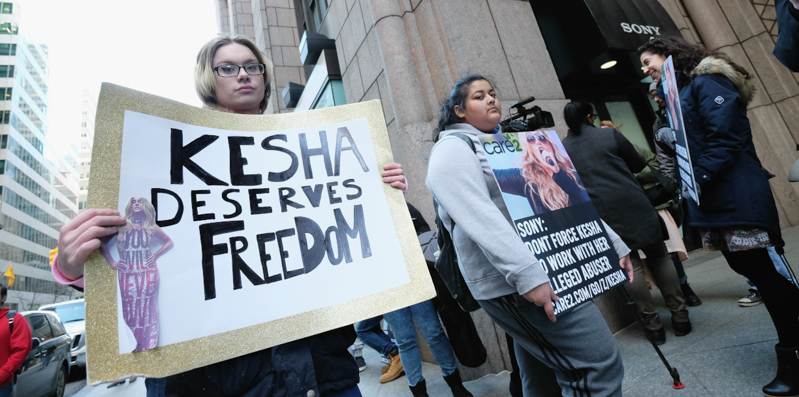 Sostenitrici di Kesha protestano davanti alla sede di Sony Music a New York. (Mike Coppola/Getty Images)