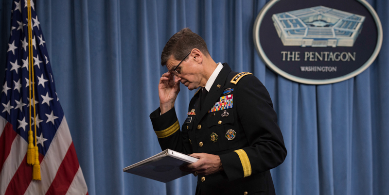 Il generale Joseph Votel dopo la conferenza stampa sui risultati dell'indagine interna all'esercito americano sul bombardamento dell'ospedale a Kunduz. (AP Photo/Molly Riley)