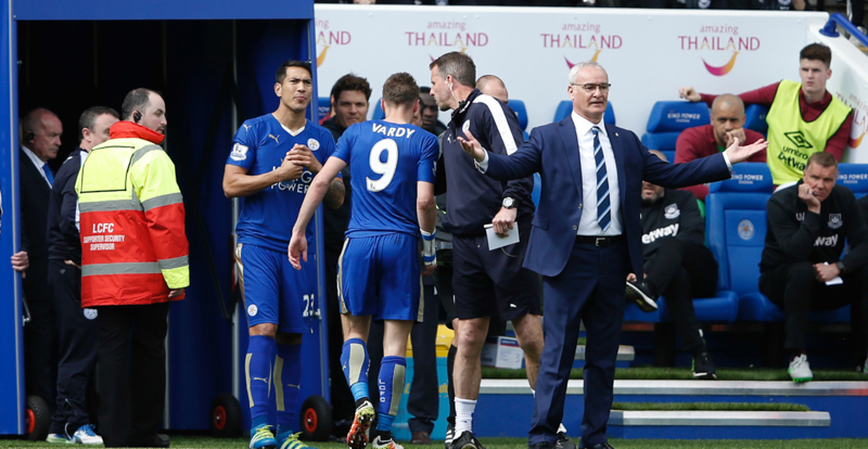 Jamie Vardy mentre lascia il campo dopo l'espulsione (ADRIAN DENNIS/AFP/Getty Images)