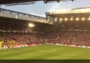 I tifosi di Liverpool e Borussia Dortmund che cantano insieme "You'll Never Walk Alone"