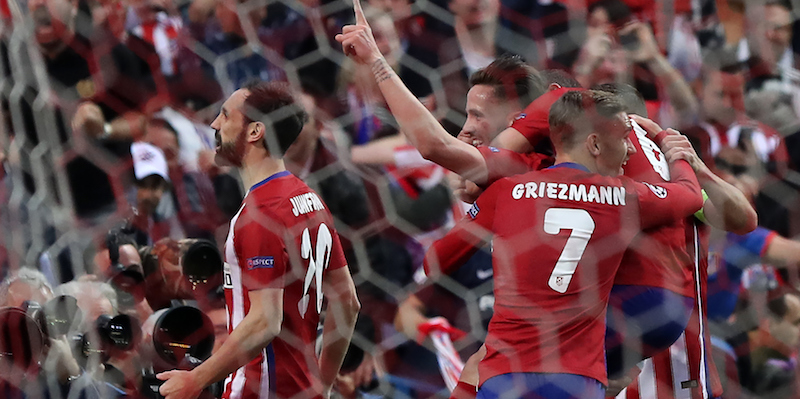 Saul Niguez, al centro, festeggia il suo gol. (CESAR MANSO/AFP/Getty Images)