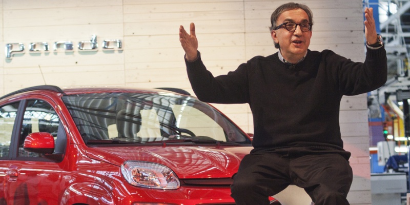 L'Amministratore Delegato FCA Sergio Marchionne accanto a una Fiat Panda (Andrea Baldo/AFP/Getty Images)