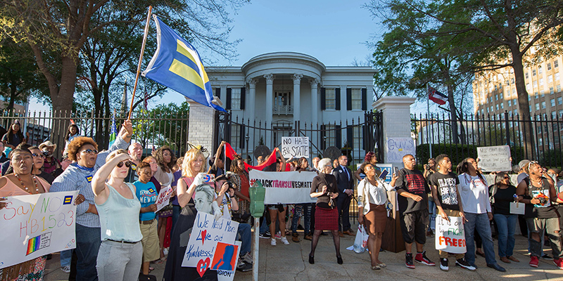 Una manifestazione organizzata da attivisti e membri della comunità LGBT all'esterno degli uffici del governatore del Mississippi a Jackson - 4 aprile 2016