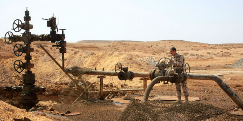 Un soldato delle forze di sicurezza del governo siriano nel giacimento petrolifero di Jazel, vicino a Palmira, in un'ex zona controllata dall'ISIS (STR/AFP/Getty Images)