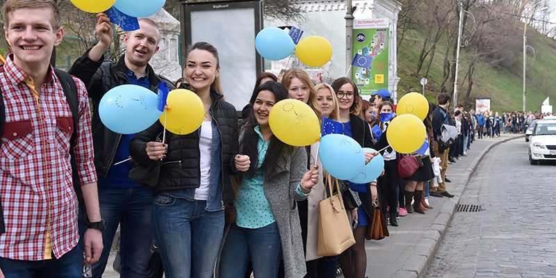 Studenti ucraini davanti all'ambasciata dei Paesi Bassi a Kiev. (SERGEI SUPINSKY/AFP/Getty Images)