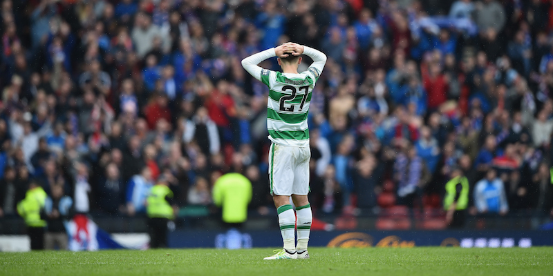 Patrick Roberts del Celtic dopo l'ultimo rigore sbagliato (Jeff J Mitchell/Getty Images)
