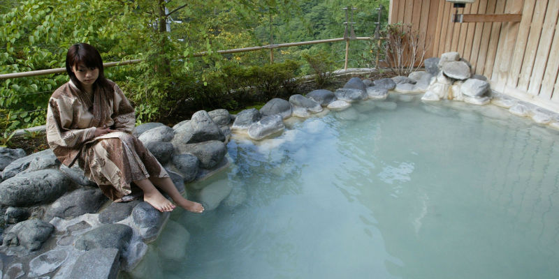 Una donna giapponese in un onsen, il bagno termale tradizionale del paese ((Photo by Koichi Kamoshida/Getty Images)