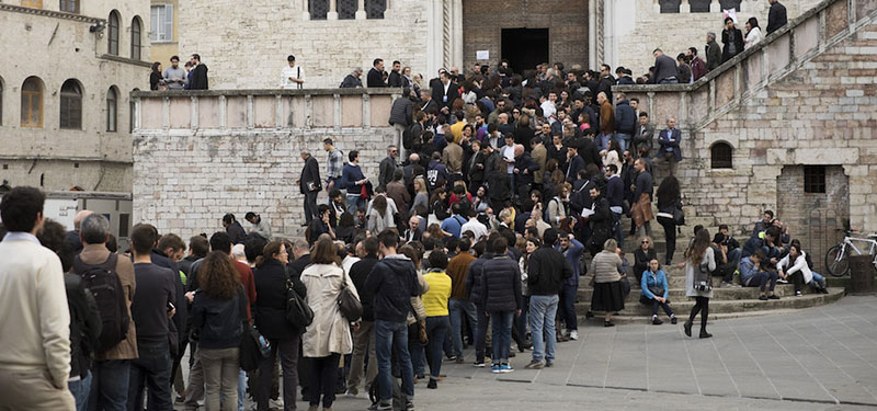 La fila per assistere a un evento nella sala dei Notari, nel municipio di Perugia, nell'edizione del 2015 del Festival
(Gianni Barlassina – Il Post)