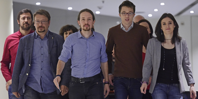 Pablo Iglesias, il leader di Podemos, insieme ad alcuni collaboratori a Madrid (JAVIER SORIANO/AFP/Getty Images)