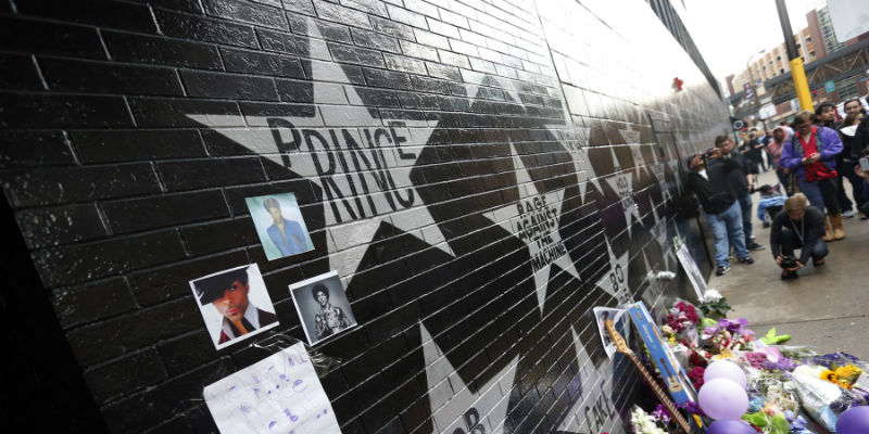 Un memoriale allestito a Minneapolis per Prince, morto giovedì 21 aprile a 57 anni (AP Photo/Jim Mone)