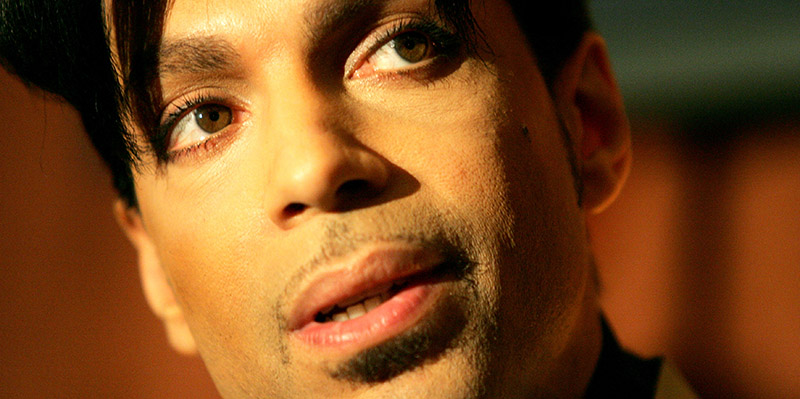 Prince durante una conferenza stampa in California nel 2005 (AP Photo/Danny Moloshok)