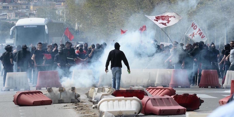 Gli scontri tra polizia e manifestanti che protestano contro Matteo Renzi a Napoli, 6 aprile 2016
 
(ANSA/FUSCO)