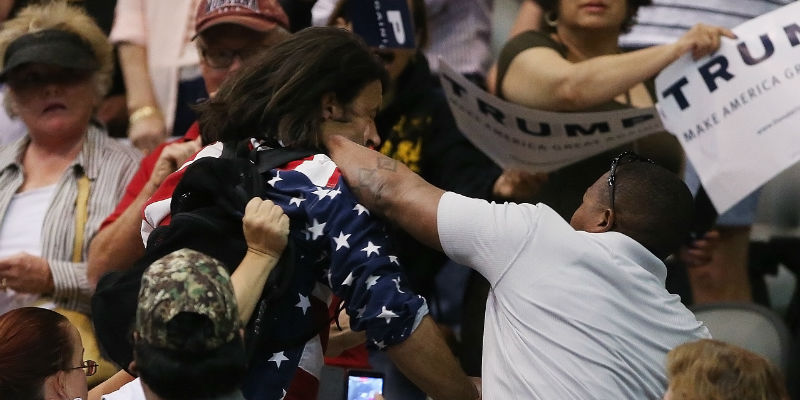 Un manifestante anti Trump viene aggredito durante un comizio da un sostenitore di Trump (Mike Christy/Arizona Daily Star vía AP)