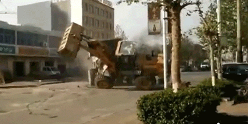 Il video di una rissa tra ruspe in Cina