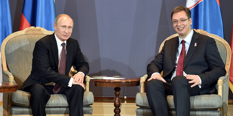 Vladimir Putin e Aleksandar Vucic a Belgrado, il 16 ottobre 2014 (ANDREJ ISAKOVIC/AFP/Getty Images)