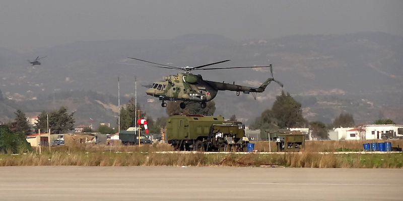 Un elicottero militare nella base militare russa della provincia di Latakia, in Siria (STRINGER/AFP/Getty Images)