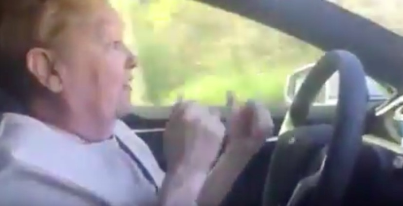 La comprensibile reazione di un’anziana signora al volante di una Tesla che si guida da sola: Uaaah!