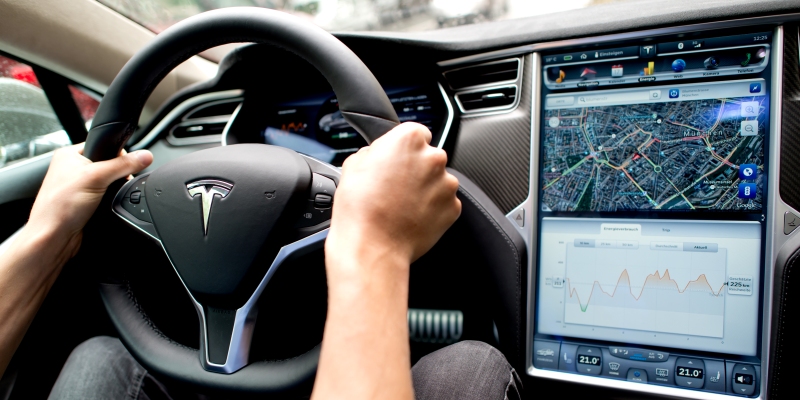 Tesla sta offrendo il suo Autopilot in prova gratuita