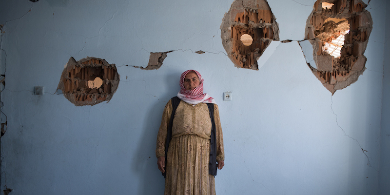 Turkan, 54 anni, nella sua casa distrutta a Idil, Turchia, 1 aprile 2016. Turkan fa parte di una comunità turca di nomadi che si stabilì nel villaggio nel 1974: si è sposata e vive a Idil da quel momento. Condivideva la casa con altre 20 persone

(Uygar Onder Simsek/ MOKU/picture-alliance/dpa/AP Images)