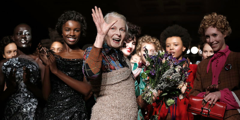 Vivienne Westwood alla fine della sfilata per la settimana della moda di Londra, 21 febbraio 2016
(John Phillips/Getty Images)