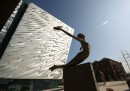 La statua "Titancia" all'esterno del Titanic Belfast (Peter Macdiarmid/Getty Images)