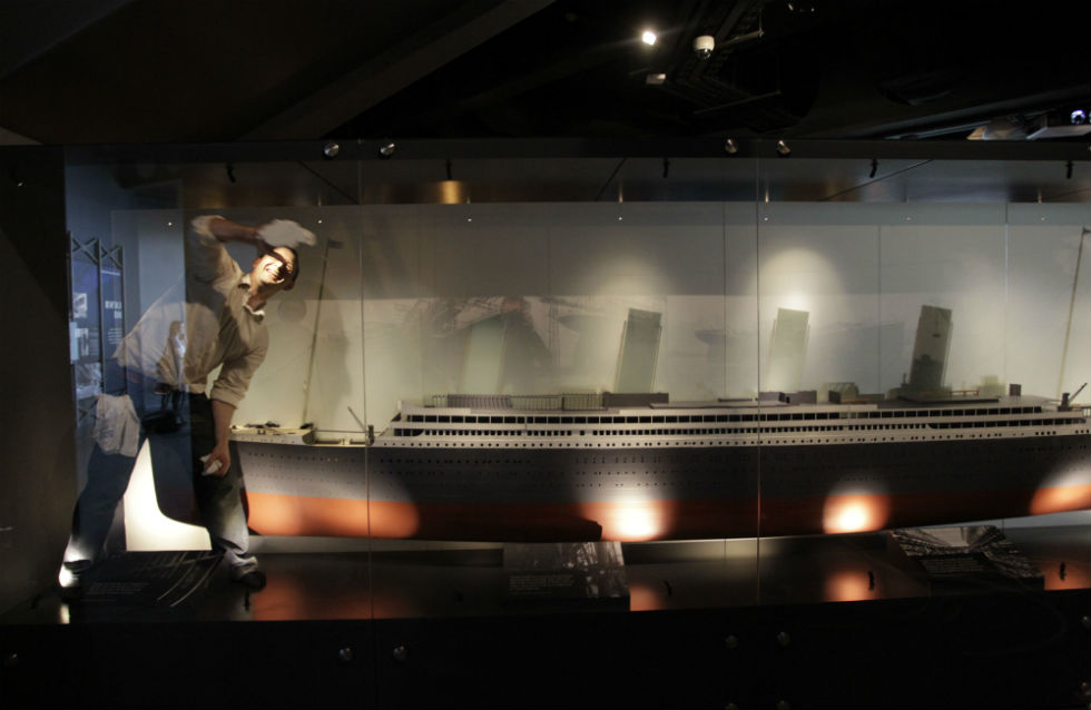 Un lavoratore del museo pulisce il vetro davanti a una riproduzione del Titanic prima dell'ingresso dei visitatori (AP/Peter Morrison)
