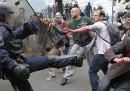 Una giornata di scioperi e scontri in Francia