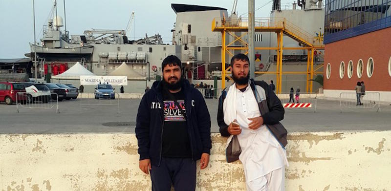 Qari Khesta Mir Akhmazai e Mansoor Ahmadzai, due delle persone per le quali era stato emesso un mandato di arresto per terrorismo, in una foto del novembre 2015 scattata nel porto di Bari 
(ANSA)