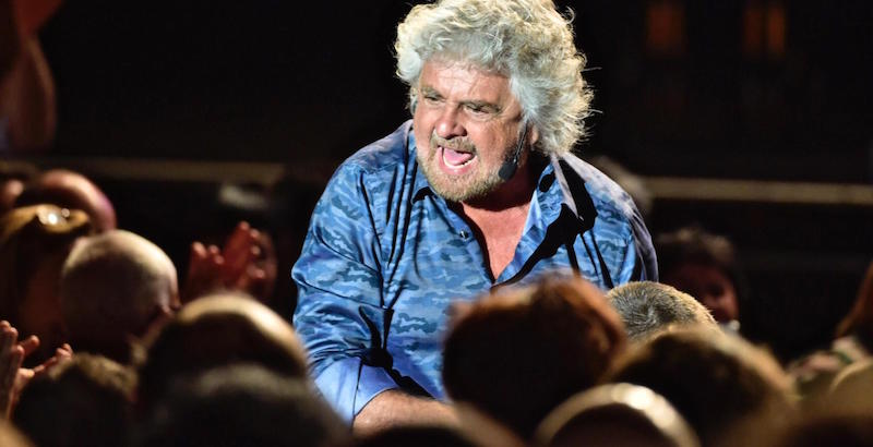 Beppe Grillo durante il suo spettacolo "Grillo vs Grillo" al teatro Obi Hall di Firenze, il 9 maggio 2016 (ANSA/MAURIZIO DEGL'INNOCENTI)