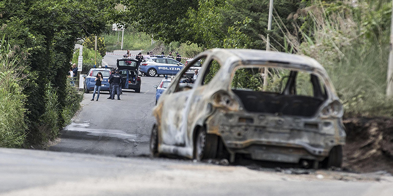 L'auto bruciata sul luogo del ritrovamento del corpo di Sara, in via della Magliana, 29 maggio 2016 (ANSA/MASSIMO PERCOSSI)