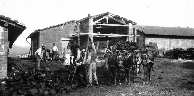 Un gruppo di operai della miniera Moriani di Follonica, ritratti al lavoro. Sullo sfondo compare un capannone. (Ansa)